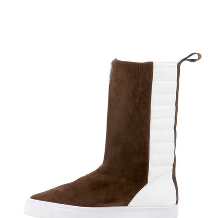 LOCO ONE REVOLUTION COLLECTION. BOOTS BROWN. Made with Genuine Cow Leather (Napa Plena Flor). The front is made with Napa leather, it has a white zipper. The white part of the boot has comfortable padding featuring a brown stripe. The lining of the boot is made with soft beige leather. The soles are made of white rubber. Androgynous Style.