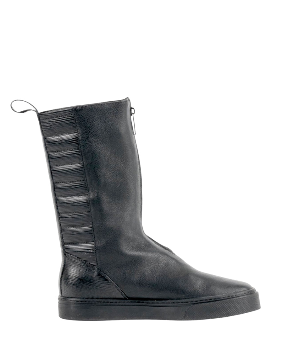 LOCO ONE REVOLUTION COLLECTION.  BOOTS NOIR.  Made with Genuine Cow Leather (Napa Plena Flor). The front of these boots are made with black leather and a black zipper. The back part of the boot has comfortable padding featuring a wrinkle texture of the leather. The lining of the boot is made with soft black leather. The soles are made of black rubber. 