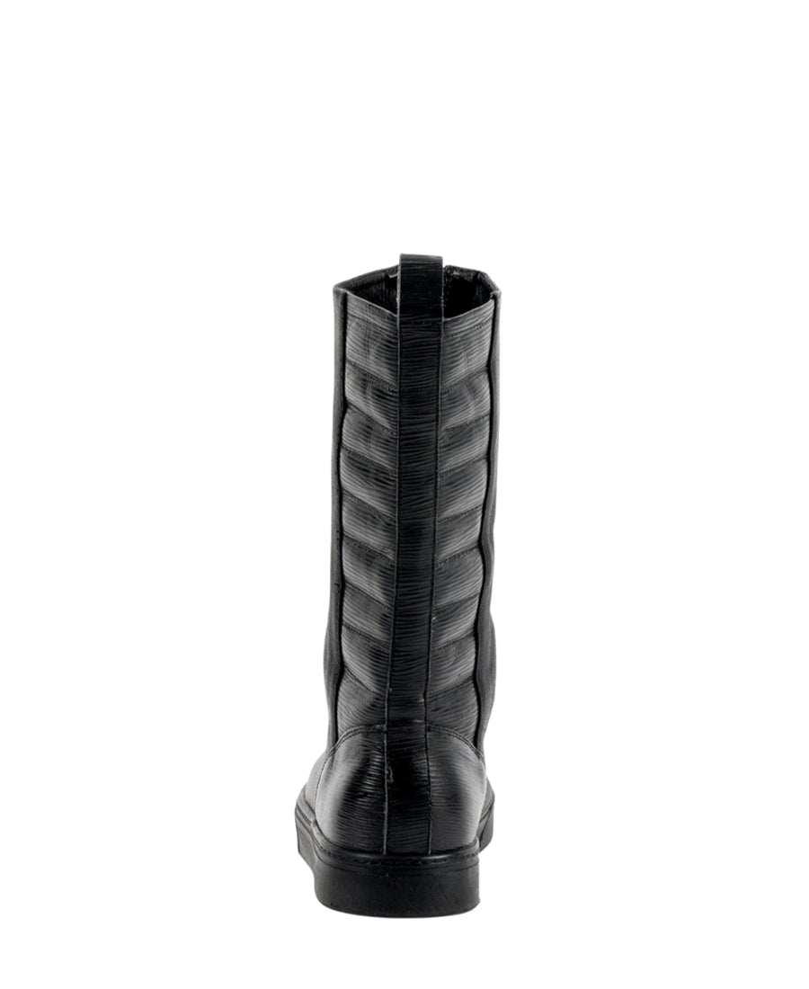LOCO ONE REVOLUTION COLLECTION.  BOOTS NOIR.  Made with Genuine Cow Leather (Napa Plena Flor). The front of these boots are made with black leather and a black zipper. The back part of the boot has comfortable padding featuring a wrinkle texture of the leather. The lining of the boot is made with soft black leather. The soles are made of black rubber. 