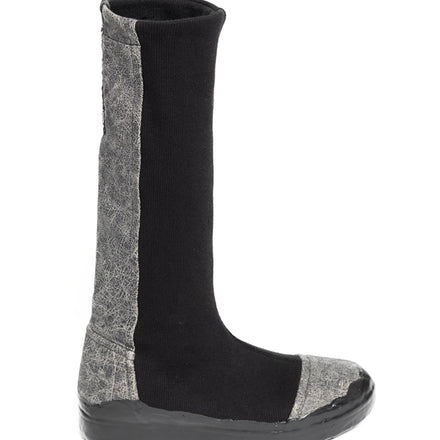 LOCO ONE REBOOT COLLECTION.  BOOTS RESET BLACK.  Sock style boots. The upper and lining are made of stretchy rib in black color. The toe cap, the heel counter and all the back side of the boot are reinforced and made of cracked style cotton. The soles are glued and stitched, featuring a coat of rustic finish of black liquid rubber.