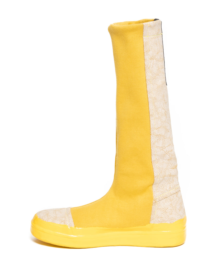 LOCO ONE REBOOT COLLECTION.  BOOTS RESET YELLOW.  Sock style boots. The upper and lining are made of stretchy rib in yellow color. The toe cap, the heel counter and all the back side of the boot are reinforced and made of cracked style cotton. The soles are glued and stitched, featuring a coat of rustic finish of yellow liquid rubber.